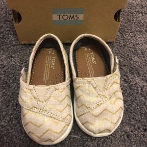 TOMS 4T girls gold chevron shoes